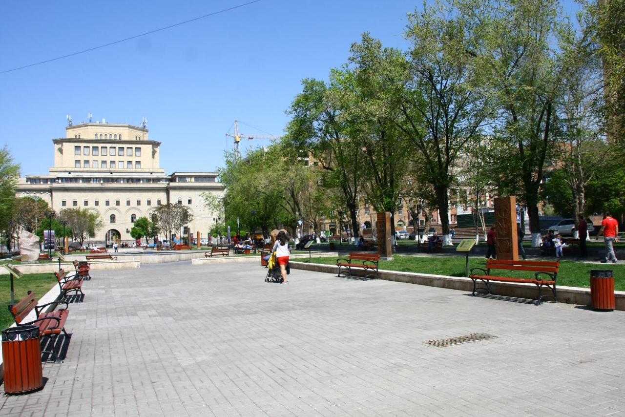Vernisaj Apt At Republic Square & Ruben Tours Єреван Екстер'єр фото